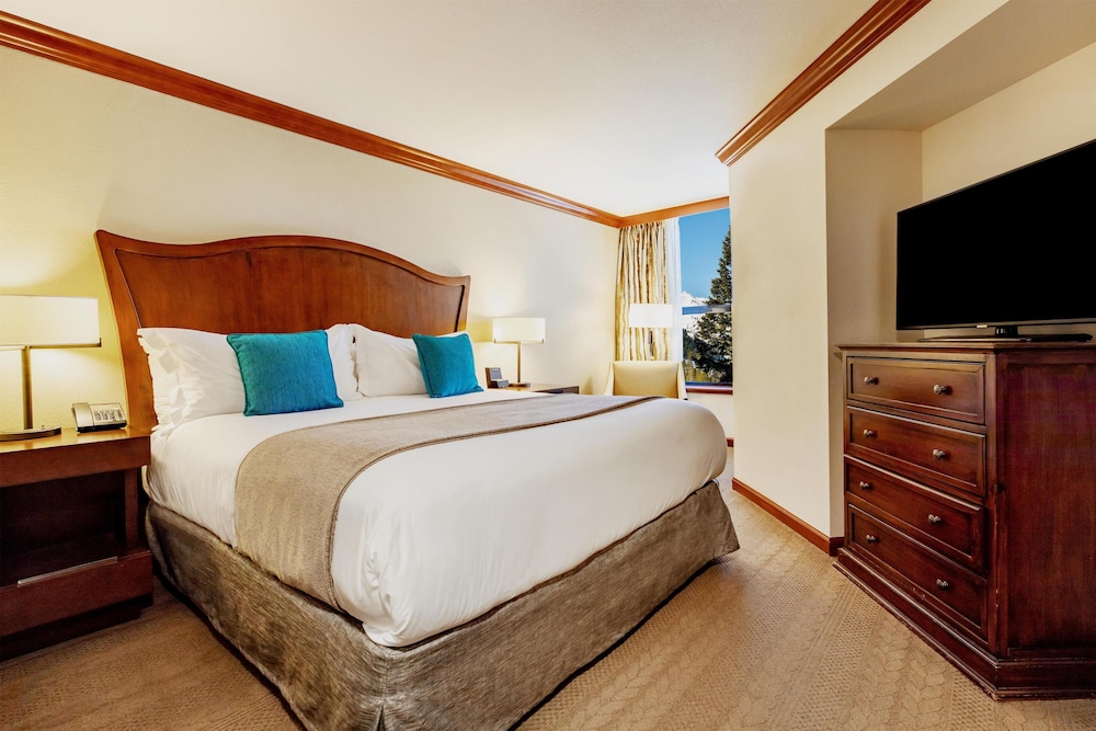 Suite, King Bed, Valley View, Sofa, Bathtub