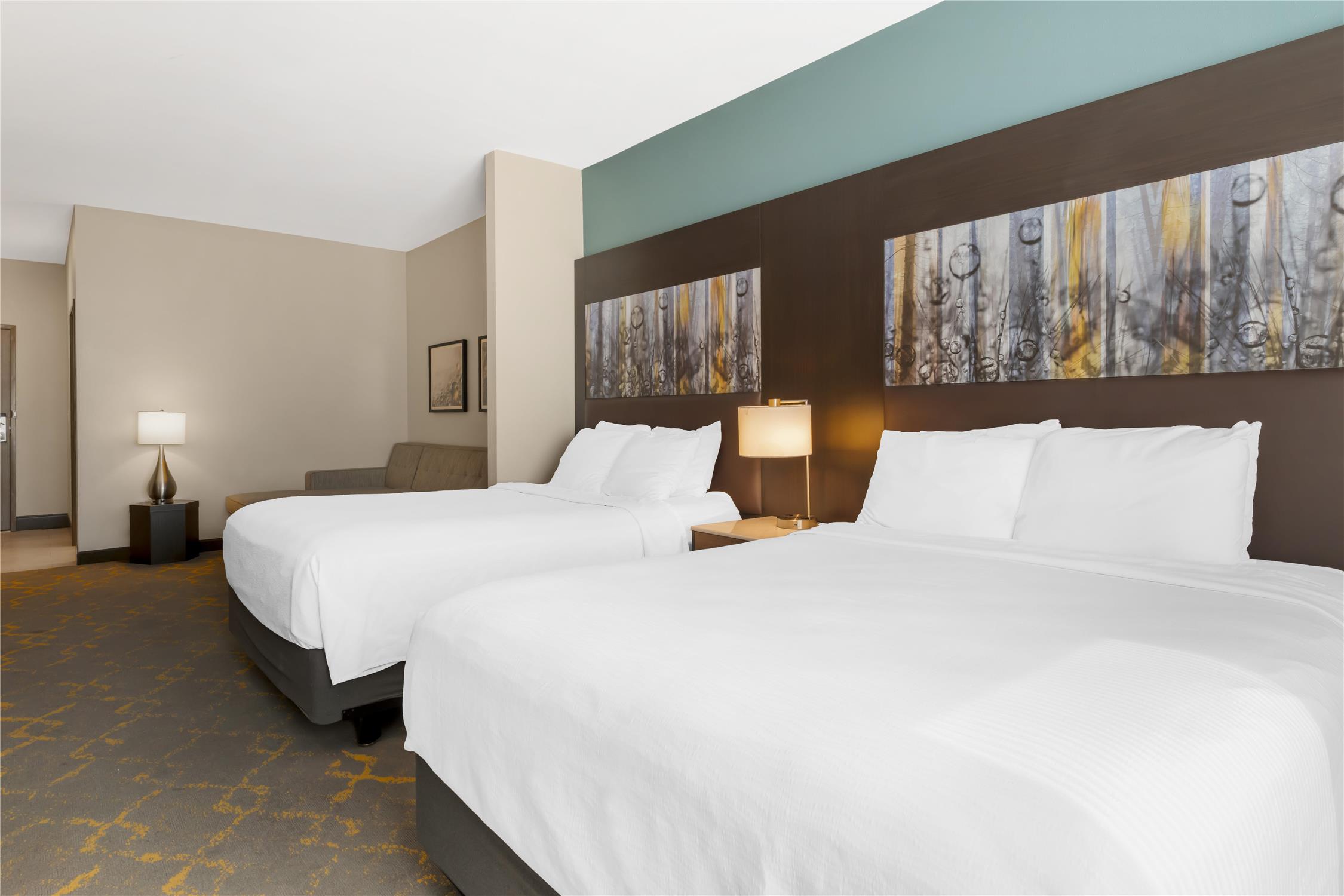 Suite, 2 Queen Beds, Sofa, Bathtub, Accessible