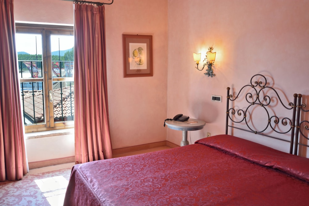 Boccaccio Hotel 36/65
