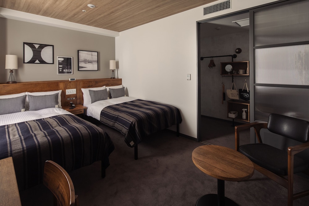 COMFORT, TWIN BEDS