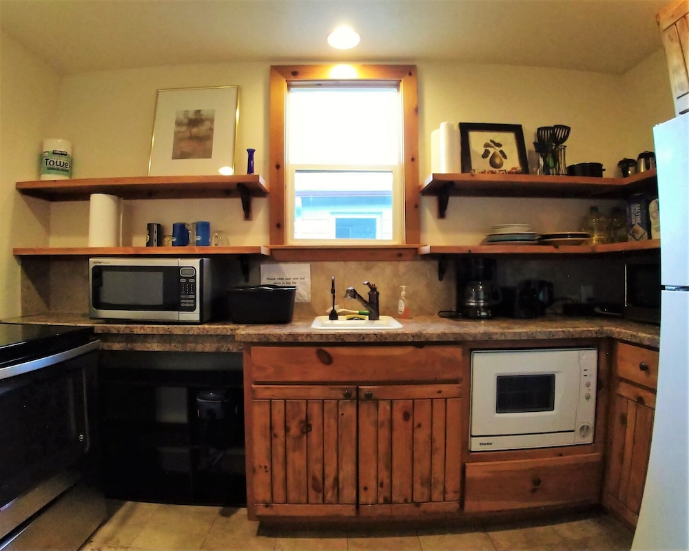 Bunk & Brew Historic Lucas House 60/71