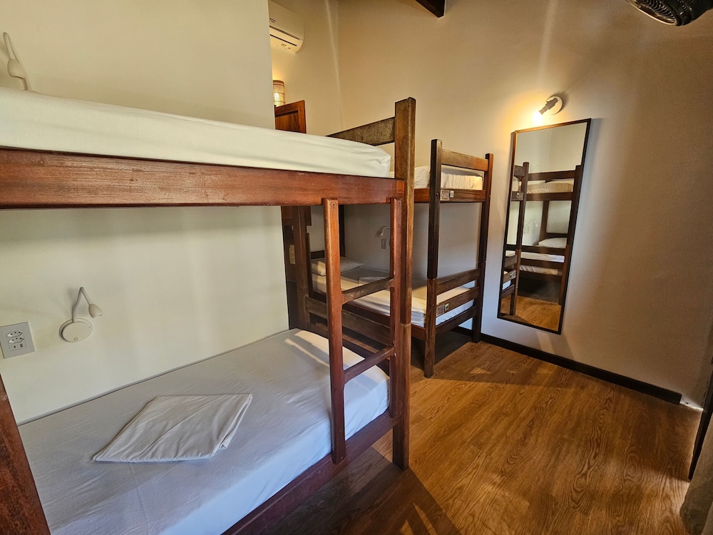 FEMALE DORM, FEMALE ONLY, TRADITIONAL