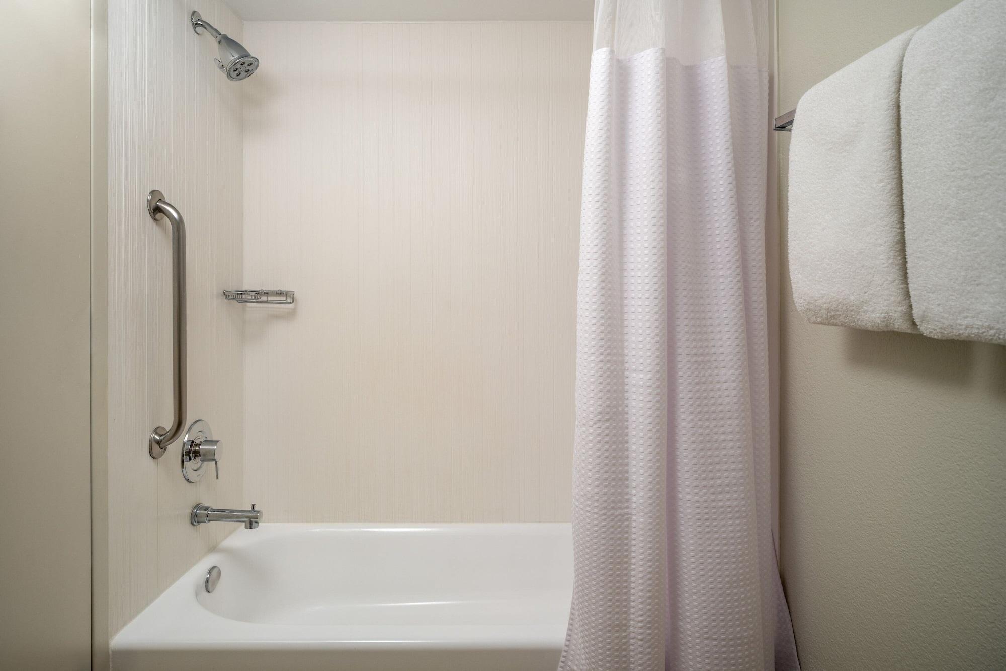 Room, Multiple Beds, Balcony، Courtyard By Marriott Naples 3/6