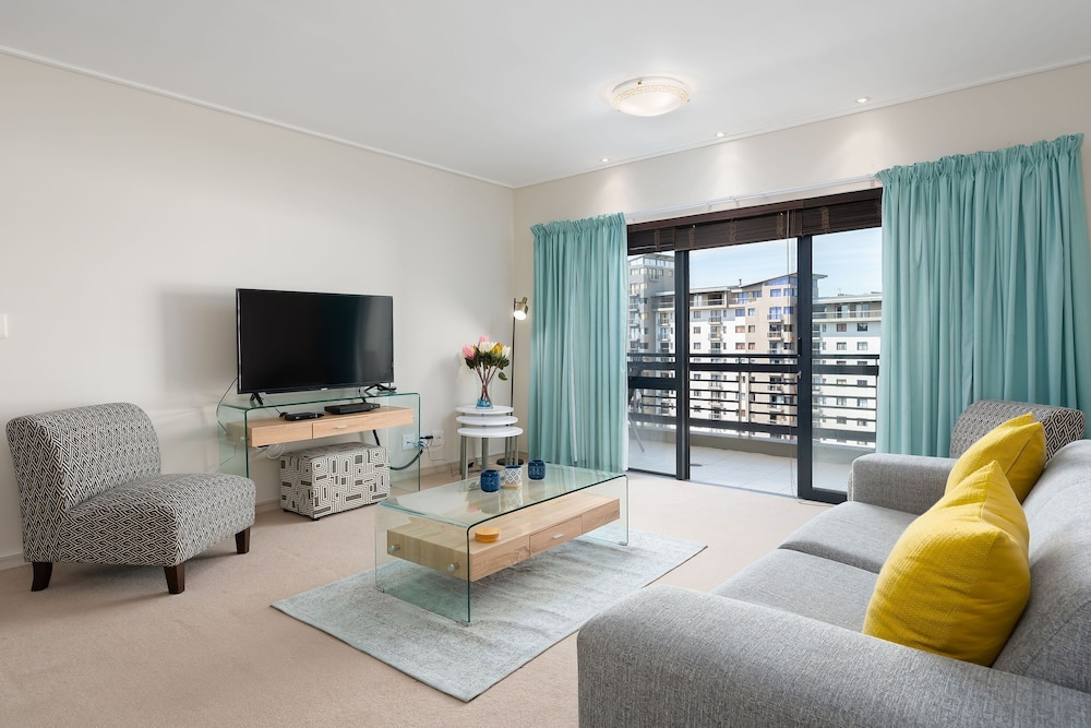 Century City Boutique Apartments 24/50
