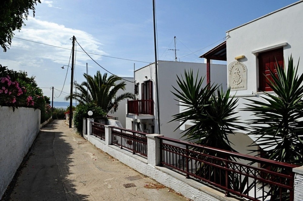 Akrogiali Hotel 33/34