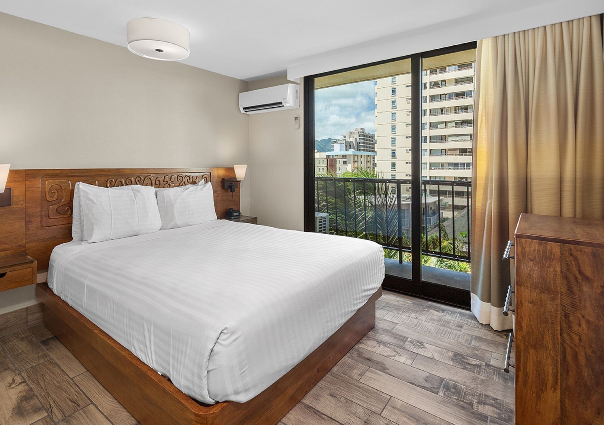 1 BEDROOM, SUITE, CITY VIEW, KITCHENETTE