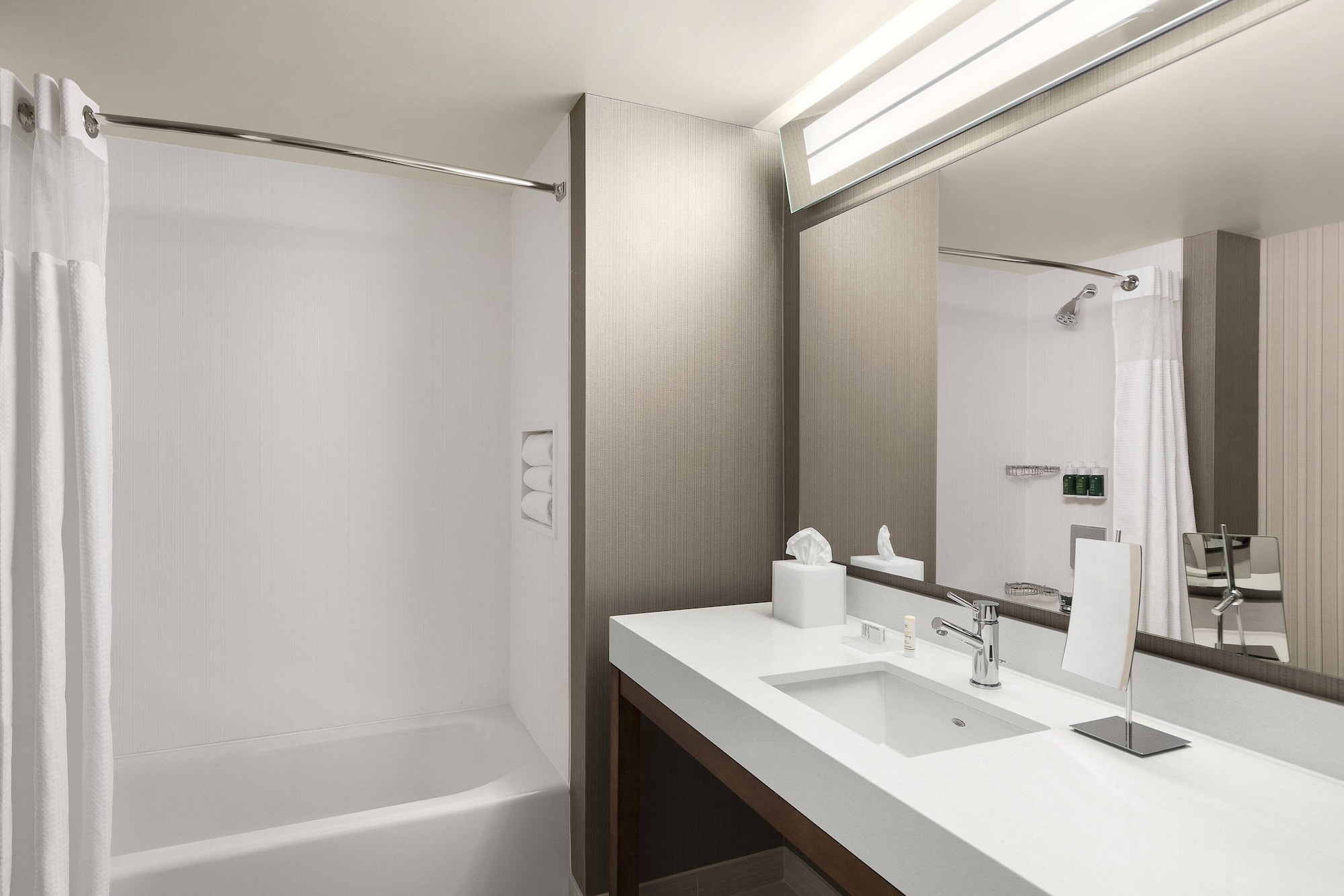 غرفة بسرير كينج مع أريكة لذوي الإعاقة، Courtyard by Marriott Seattle Northgate 4/4