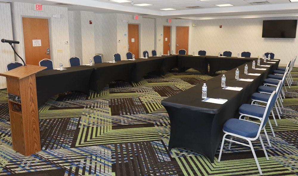 Holiday Inn Express & Suites Chicago North-Waukegan-Gurnee 44/50