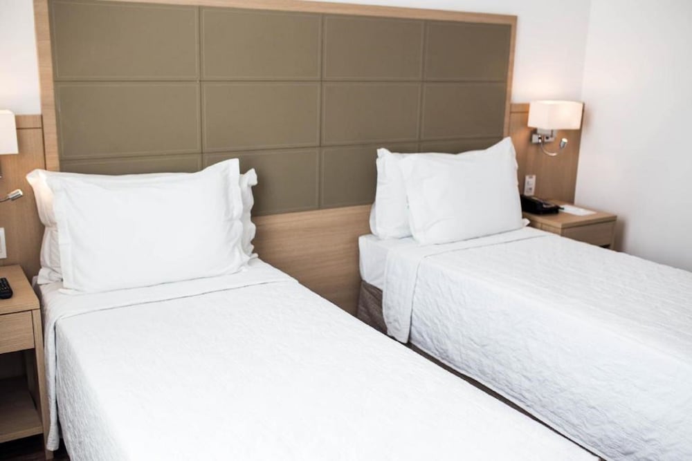 EXECUTIVE, SUITE, TWIN BEDS