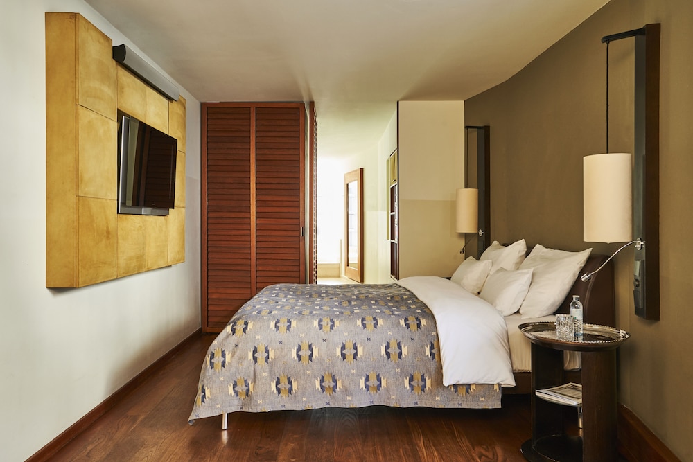 ROOM, DOUBLE BED, JETTED TUB