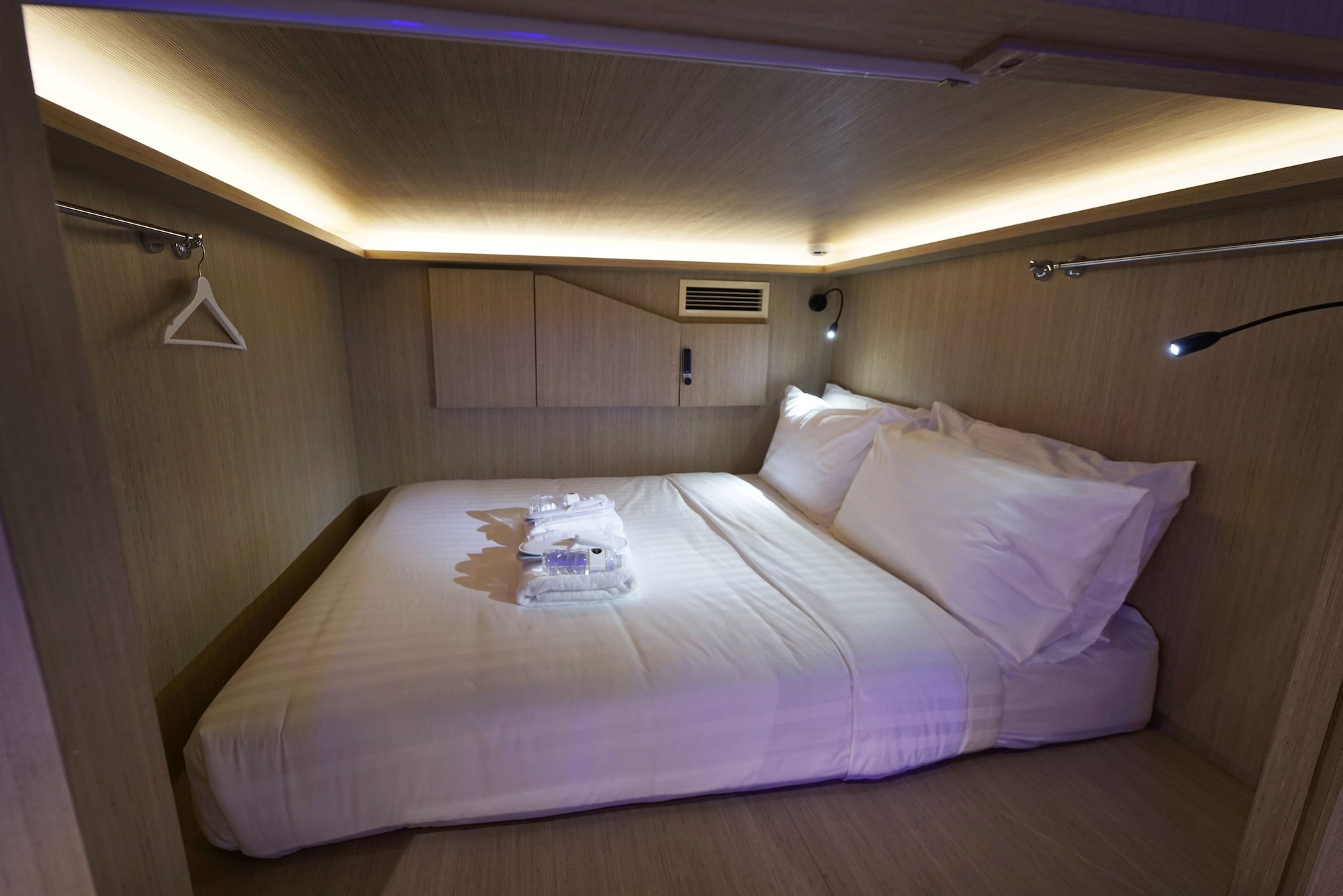 Capsule, Queen Bed