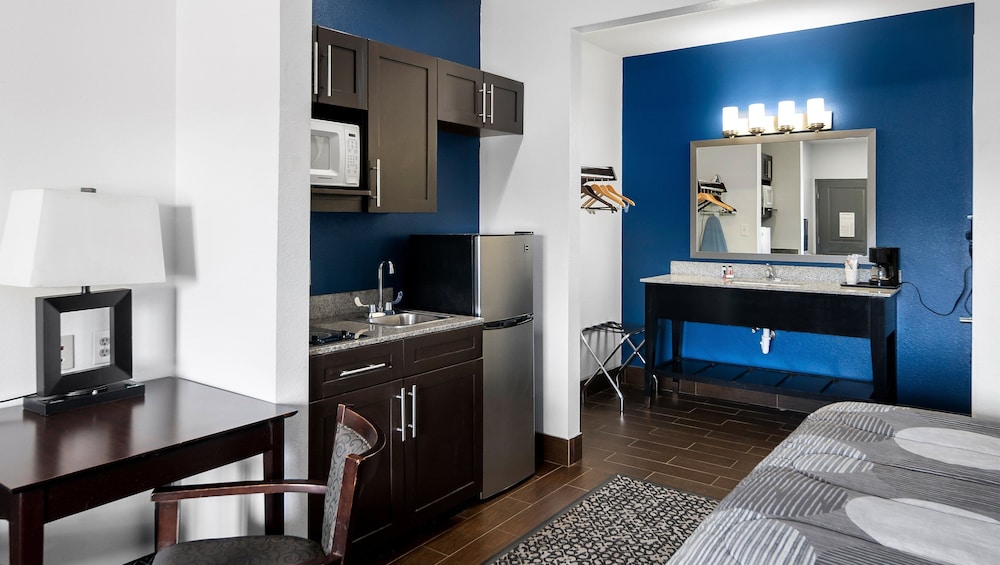 غرفة بسرير كينج بمطبخ صغير، Belmont Inn and Suites 8/8