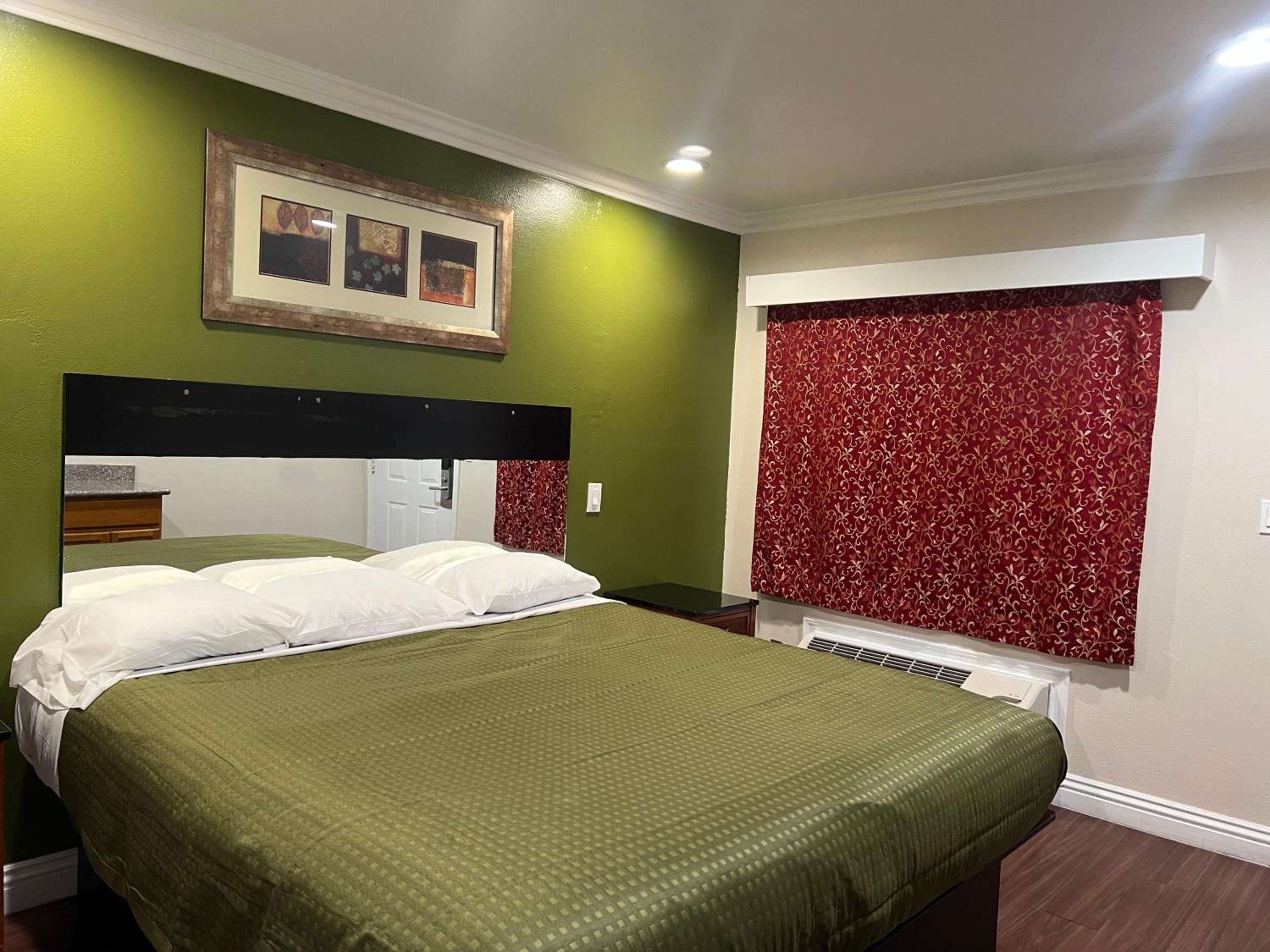 غرفة بسرير كينج، Harris Motel 4/10