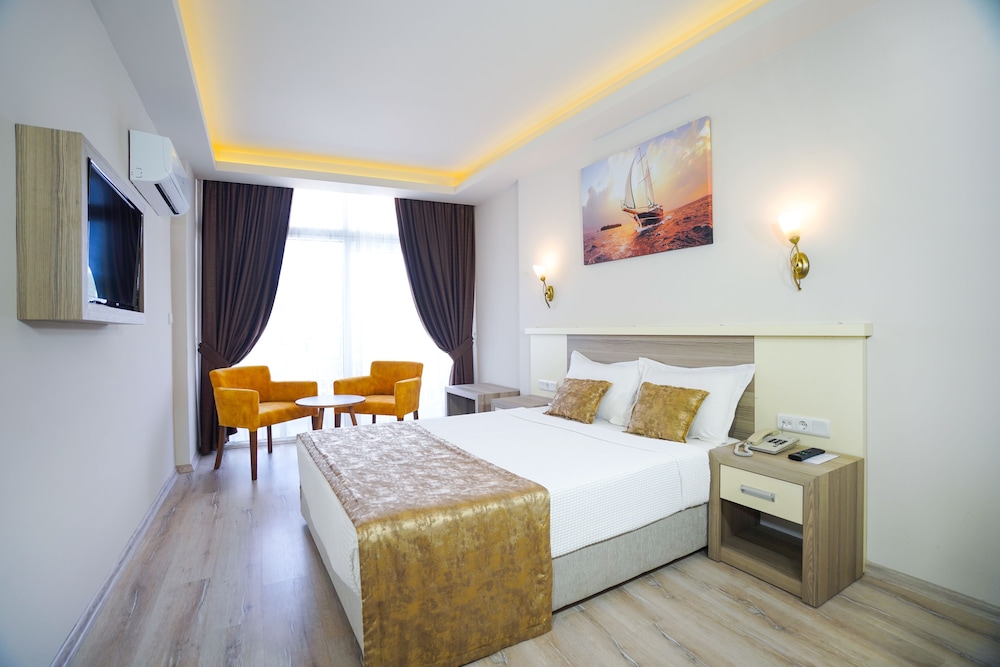 STANDARD, DOUBLE BED, PARTIAL SEA VIEW
