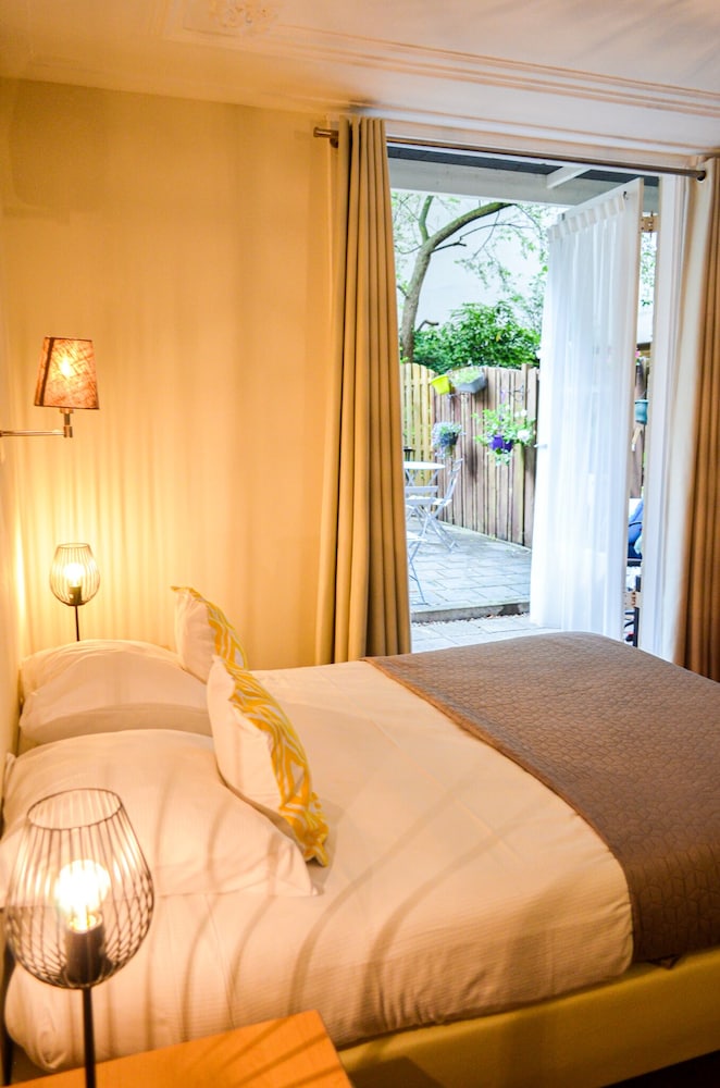 SUPERIOR, TWIN BEDS, PRIVATE BATHROOM