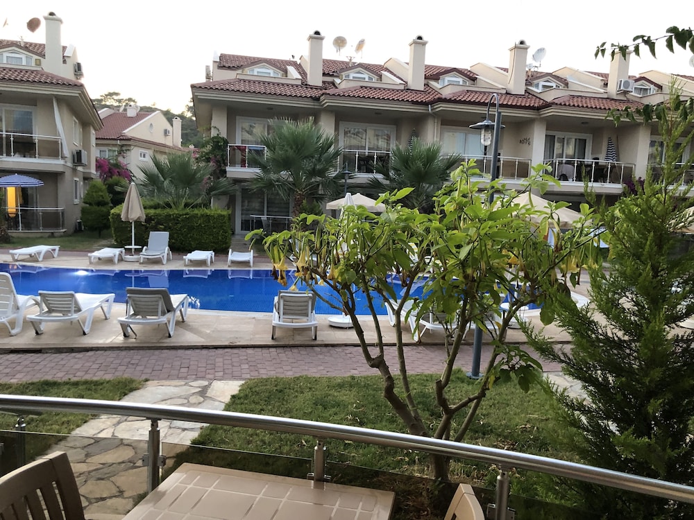 Sunset Beach Club 48/50