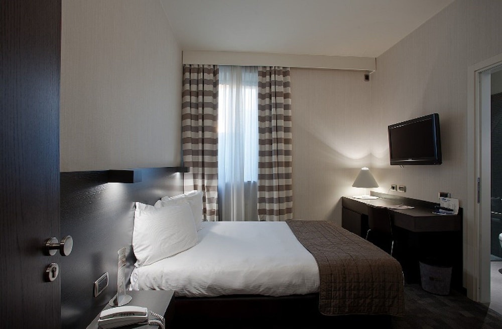 Hotel Ovest 8/34