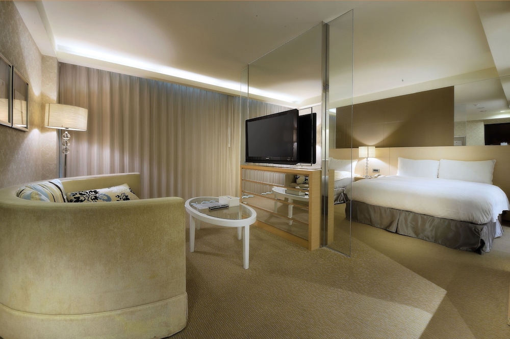 THE CRYSTAL RESORT SUN MOON LAKE 18/50