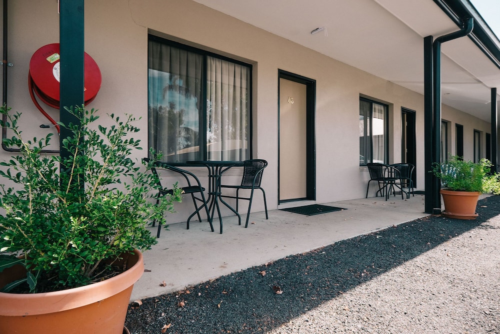 ARTESIAN SPA MOTEL 44/48