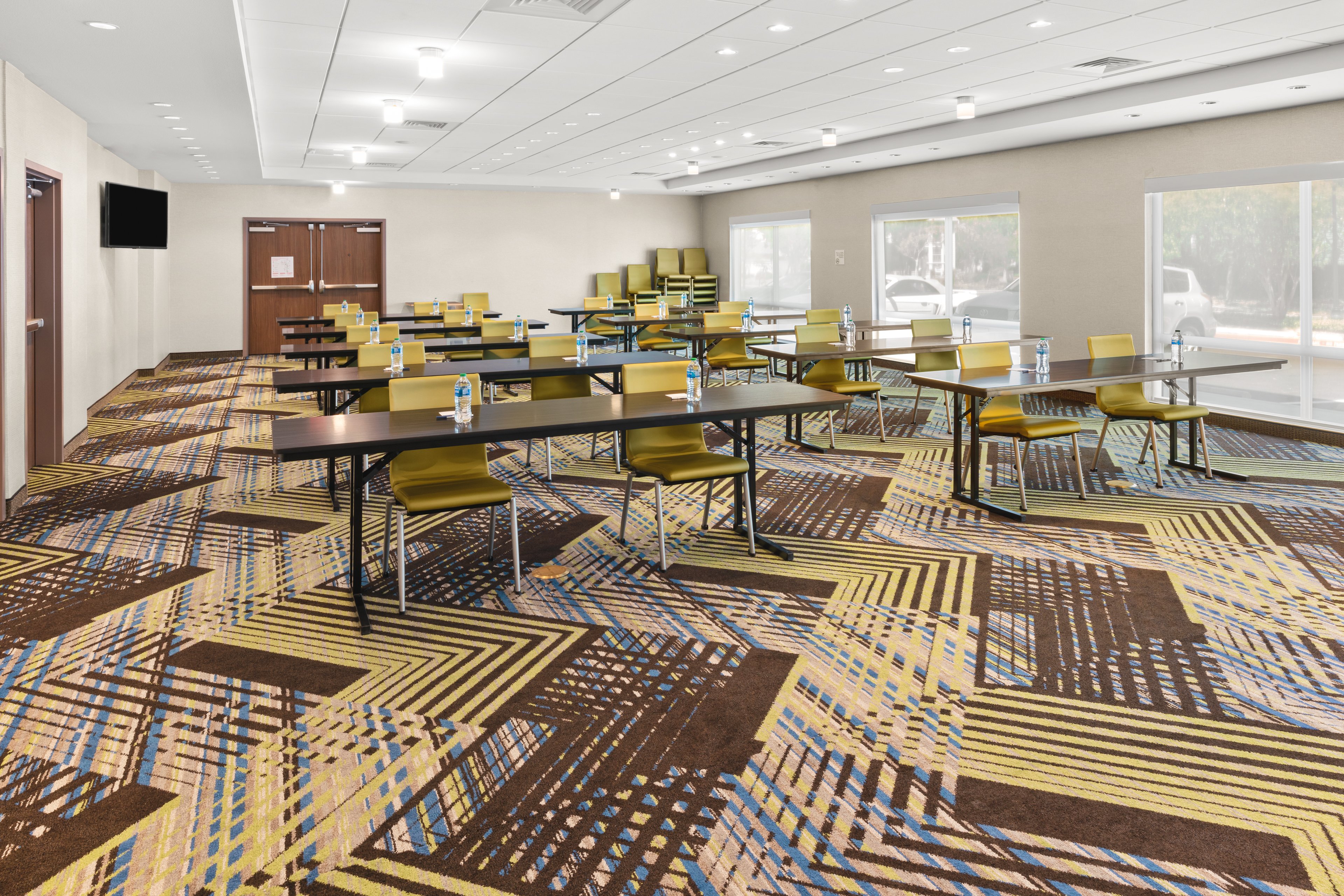 Holiday Inn Express & Suites Suisun City 64/70