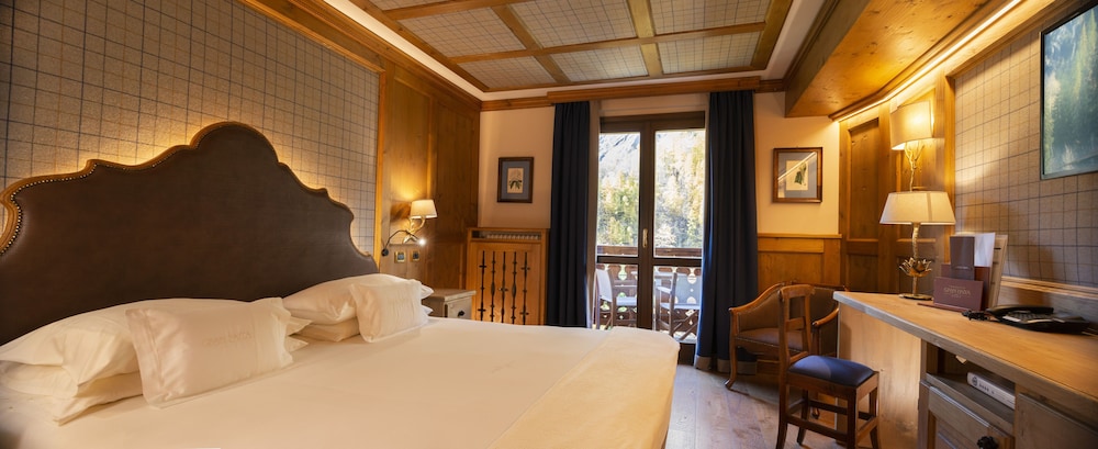 SUPERIOR, DOUBLE OR TWIN BED