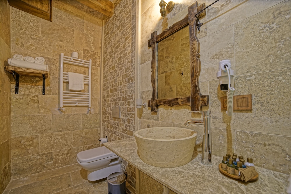 Risus Cave Suites 52/55