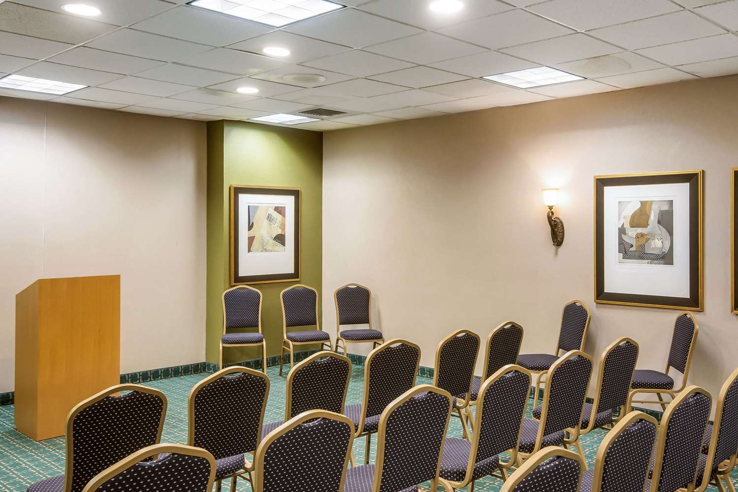 Exton Hotel And Conference Center 30/39