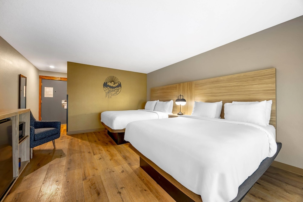 Efficiency, Suite, 2 Queen Beds, Water View, Balcony