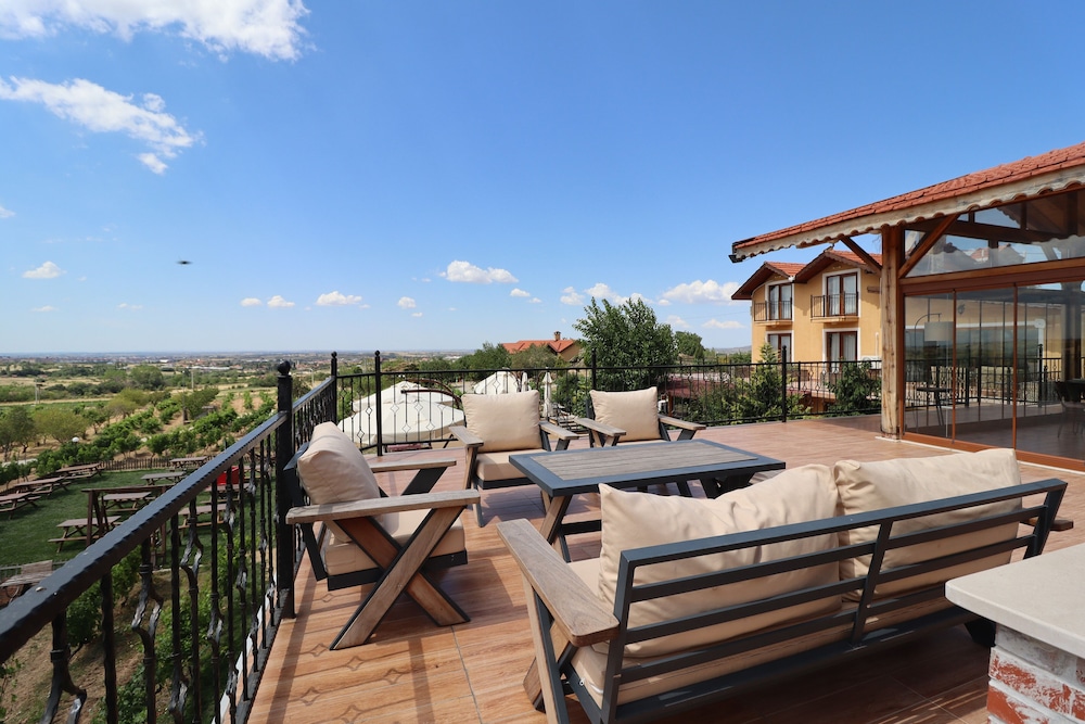 Dessera Vineyards Hotel 24/40