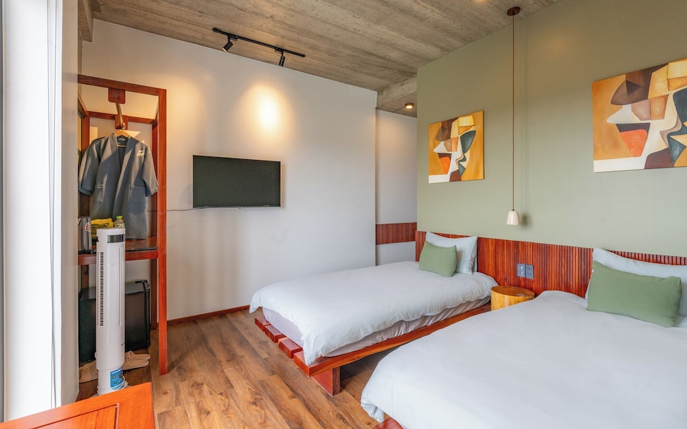 DELUXE, TWIN BEDS