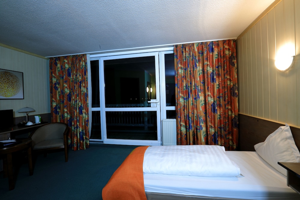 ROOM, SINGLE
