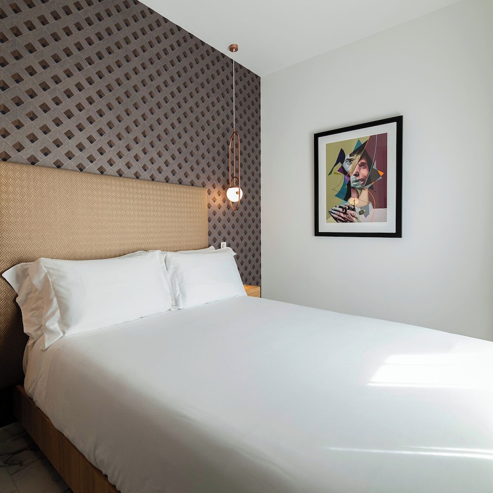 GUEST ROOM, DELUXE