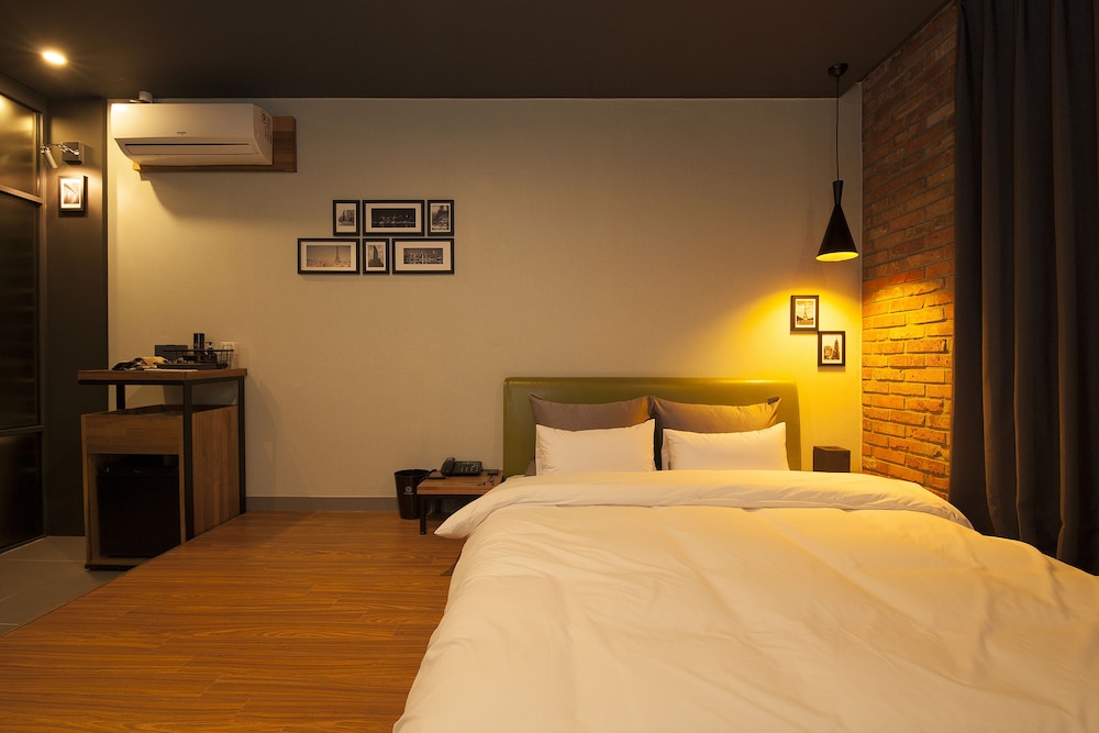 Hotel Gray 8/38