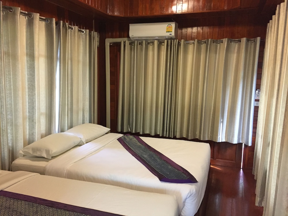 Baan Ing Khao Resort 10/50