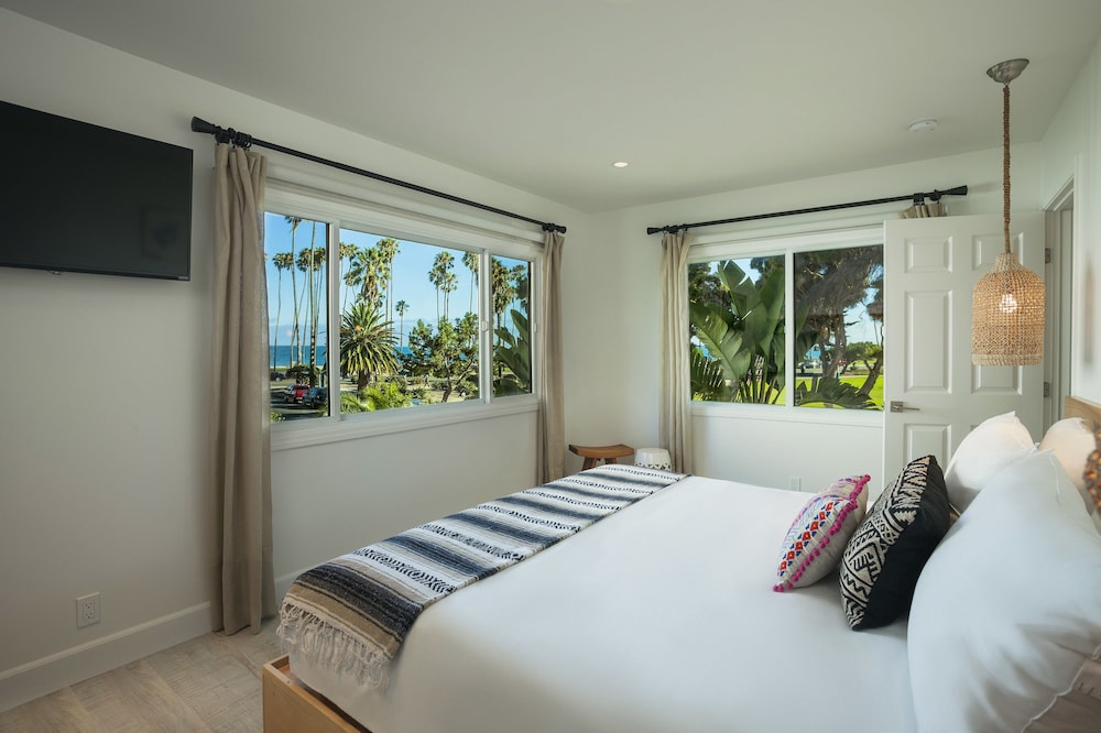 UPSTAIRS, STANDARD, KING BED, OCEAN VIEW