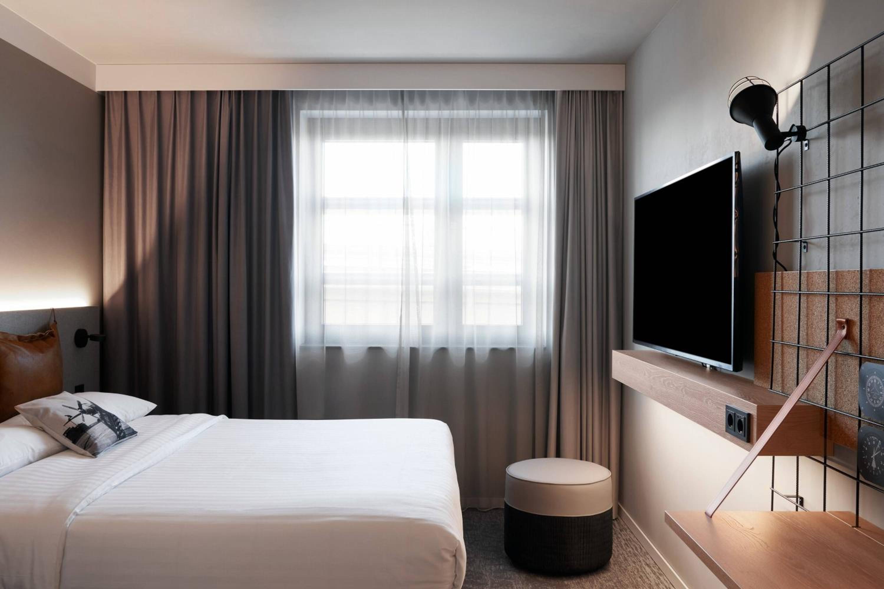 Moxy Sleeper, Guest Room, King Bed, Queen Bed