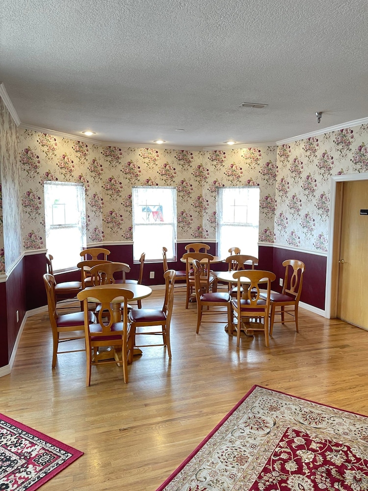 Carriage House Inn 53/61