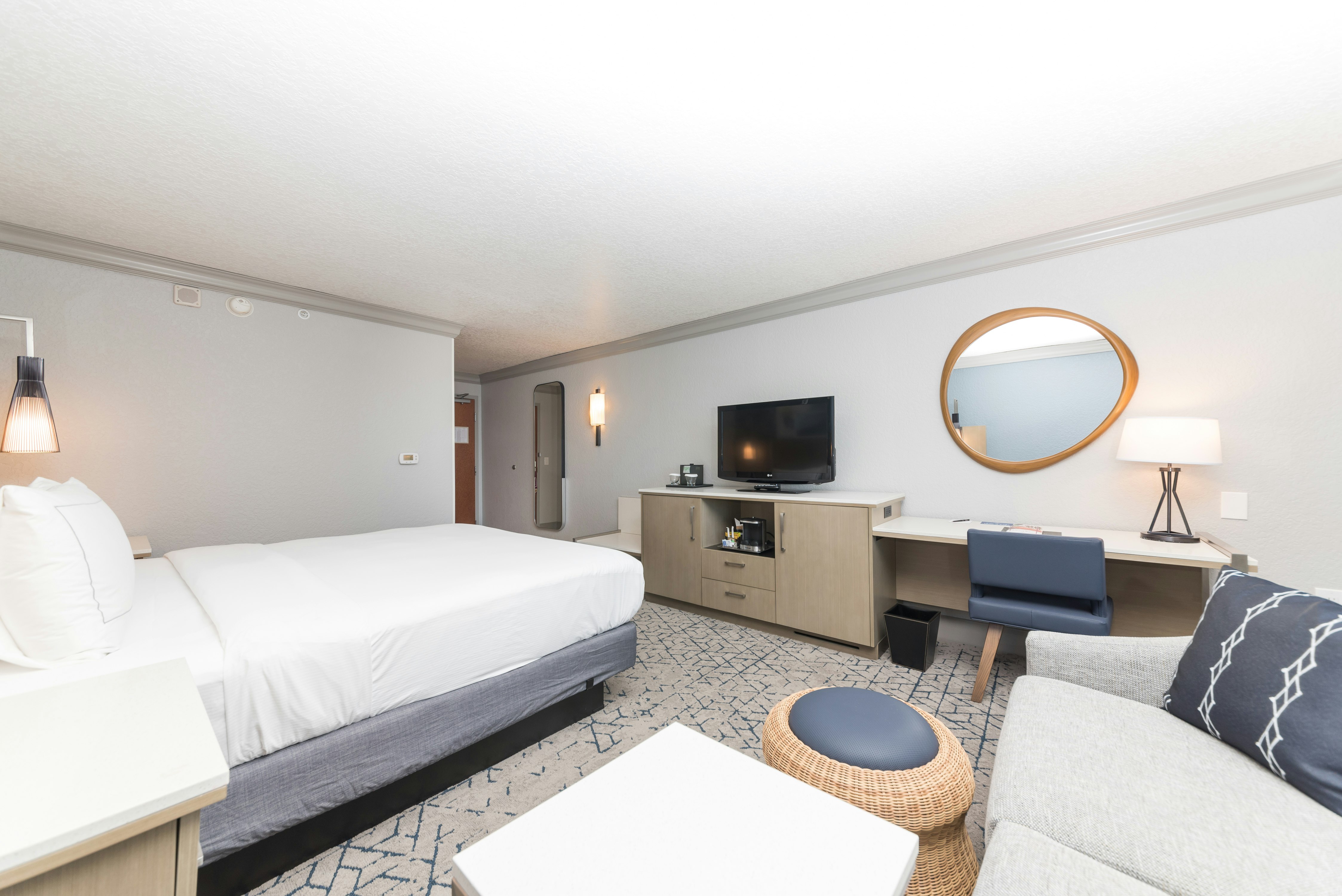 غرفة بسرير كينج بإطلالة على البحر بشرفة، Hilton Melbourne Beach Oceanfront 2/4