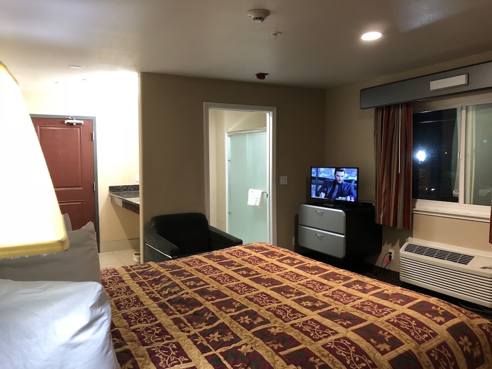 Casa Royal Inn 10/30