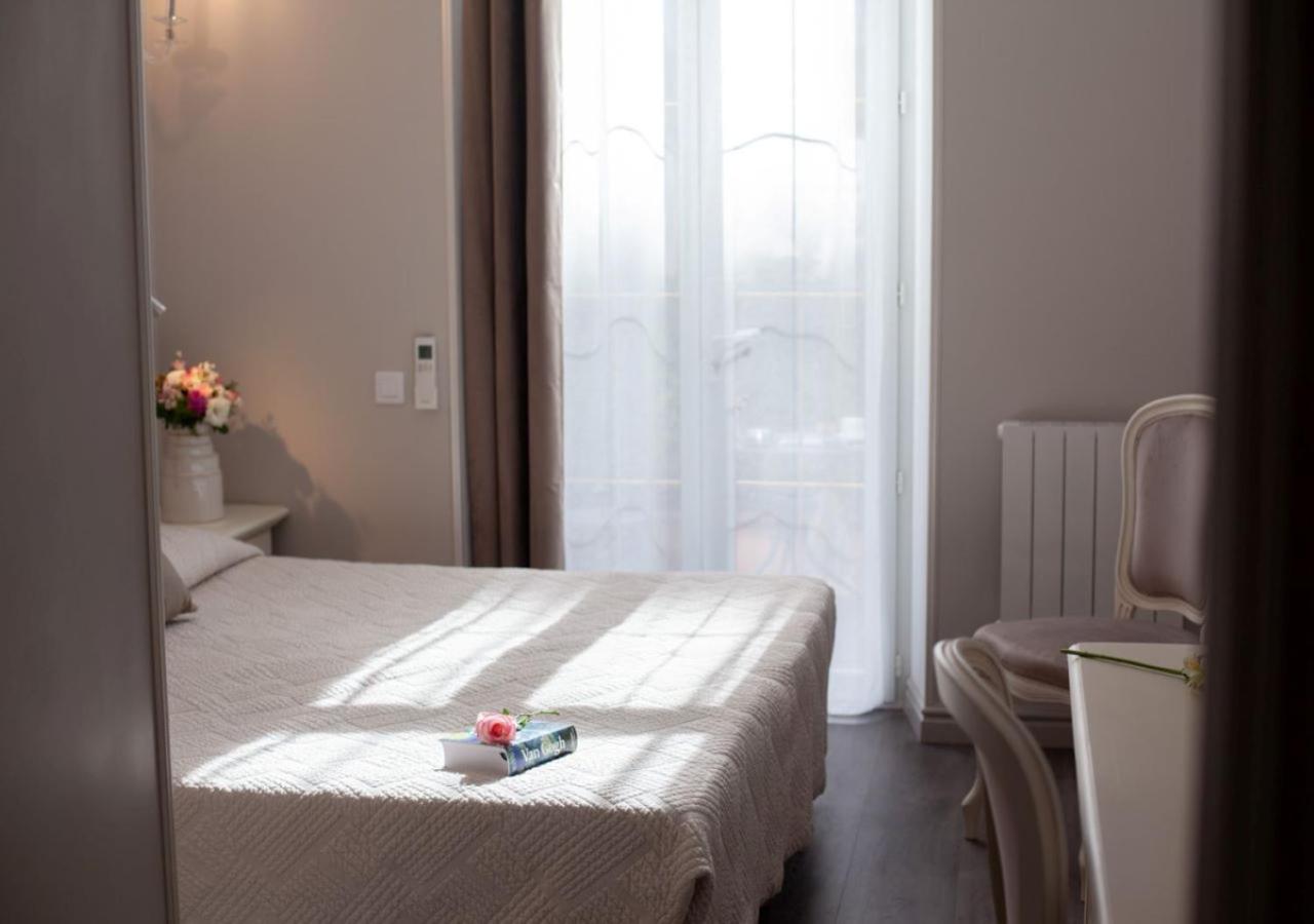 جناح جونيور، Hotel Oasis 3/4