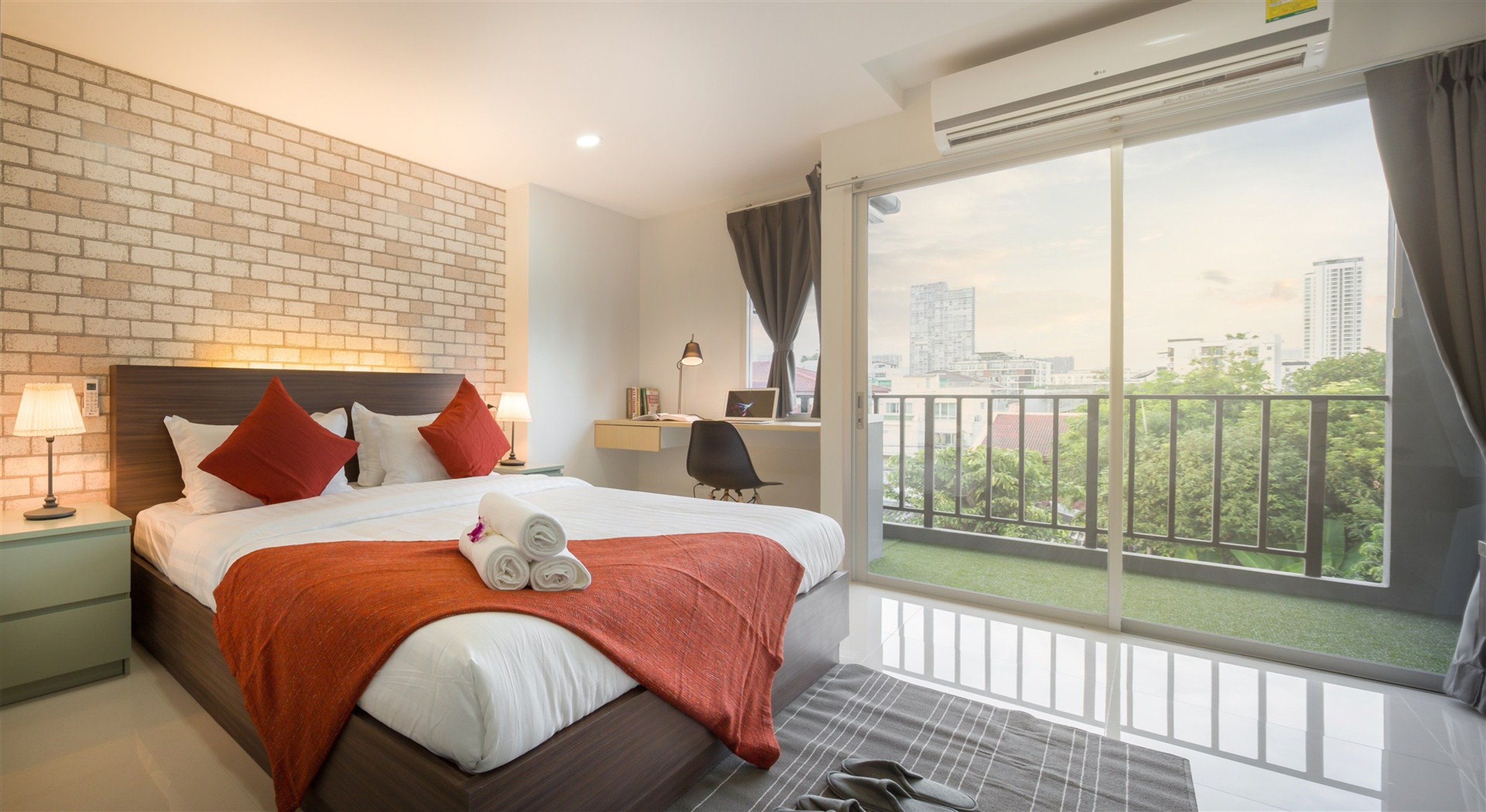 DELUXE, DOUBLE BED
