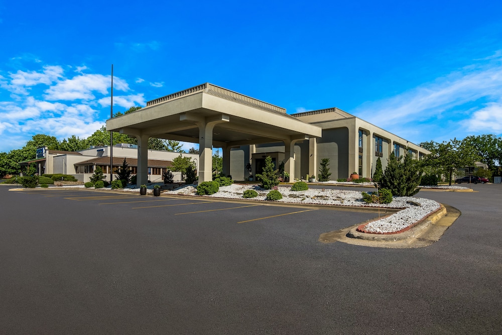 Clarion Inn and Suites Grand Rapids Airport 59/63