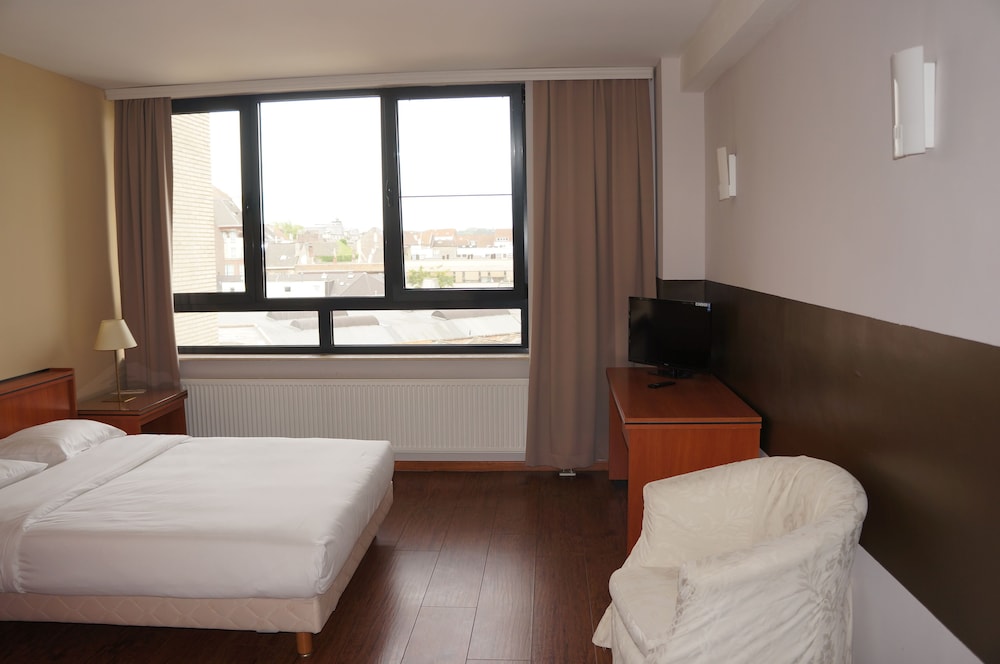 ROOM, SINGLE