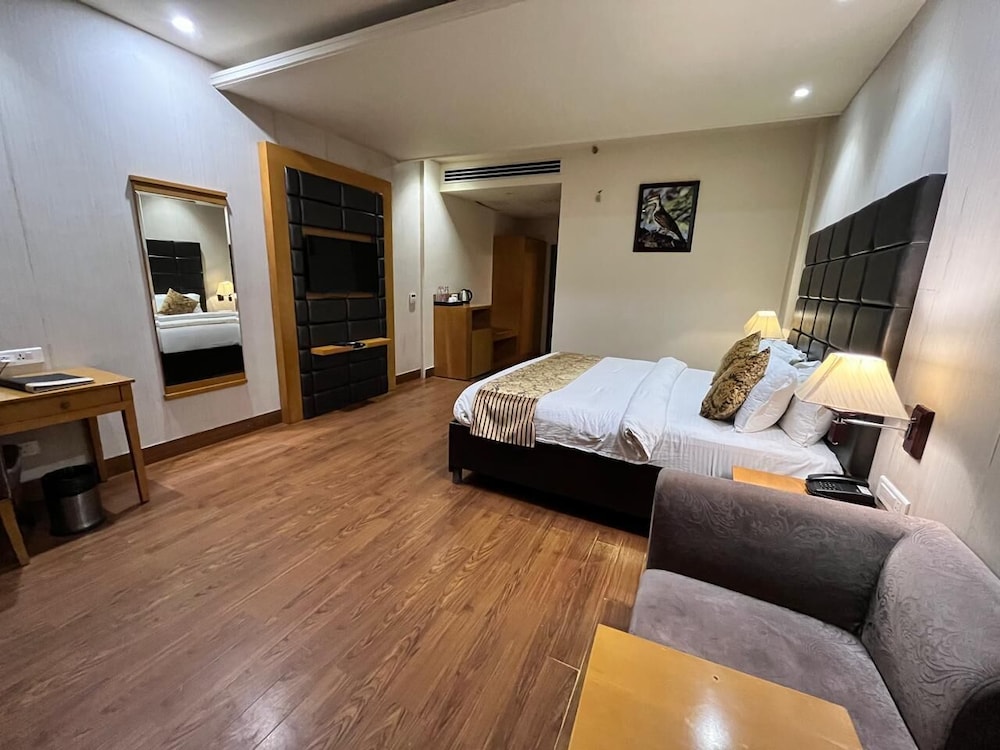 جناح تنفيذي بسرير كينج بشرفة، Regenta Resort Bharatpur 7/7