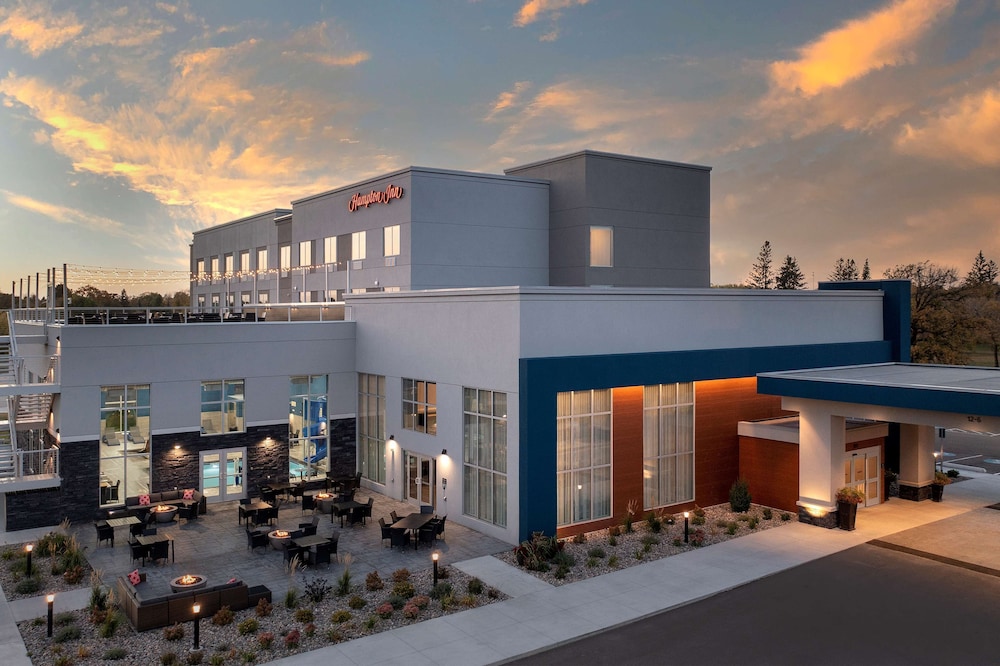 Hampton Inn Warroad 5/53