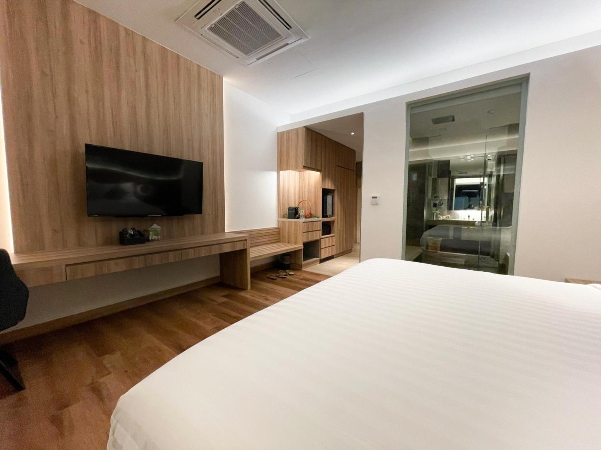 Executive, Suite, Shared Pool, Pool Access
