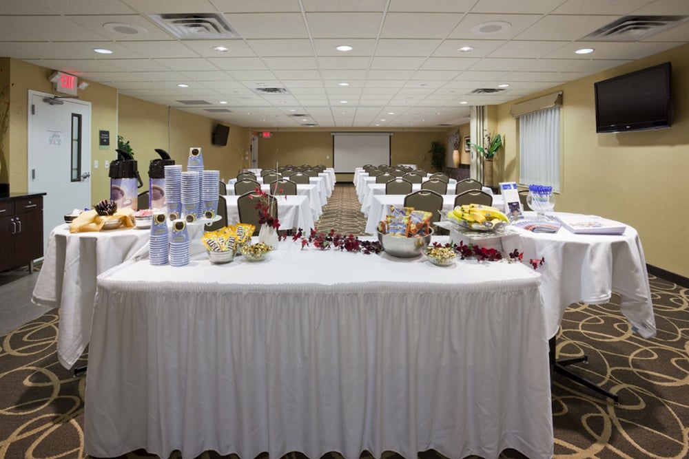 Holiday Inn Express Hotel Suites Rogers 44/51