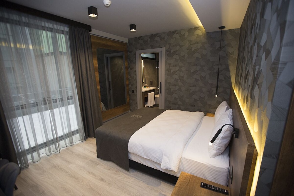 Emen S Hotel 7/48