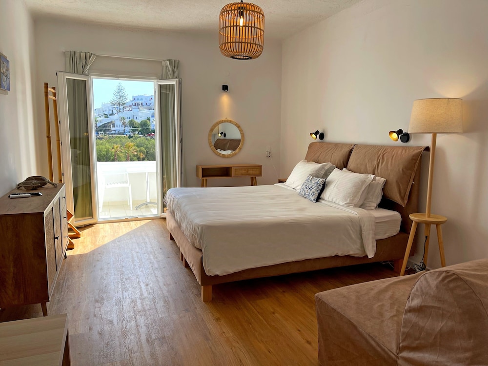 Room, Queen Bed, Village View, Sofa، Adonis Hotel Studios & Apartments 2/7