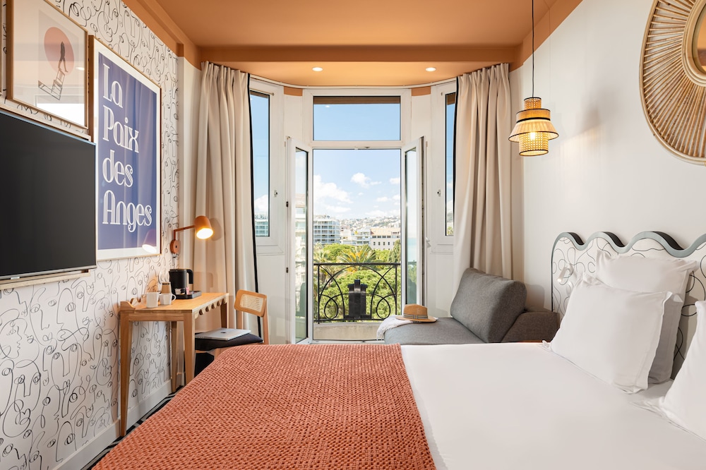 SUPERIOR, TRIPLE, SEA VIEW